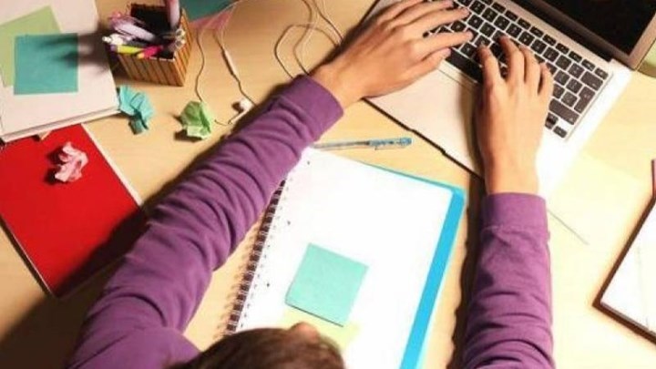 Voucher 200 ευρώ σε μαθητές και φοιτητές για την αγορά laptop και tablet – Ποιοι το δικαιούνται