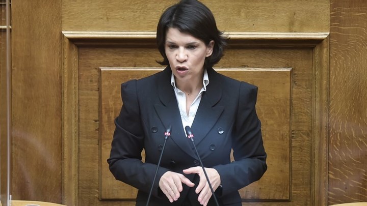 Χαμός στη Βουλή – Βουλευτής του ΣΥΡΙΖΑ αποκάλεσε τον Κυριάκο Μητσοτάκη “επιδειξία”