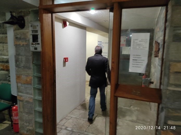 Έσκισαν με ξυράφι τις κουκούλες δύο αυτοκινήτων του Αργύρη Ντινόπουλου – ΦΩΤΟ