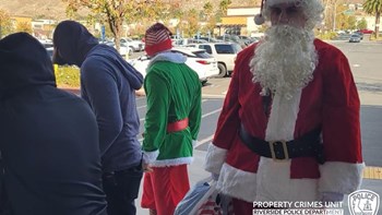 Άη Βασίλης και ξωτικό στην υπηρεσία του νόμου: Χειροπέδες σε υπόπτους για κλοπή αυτοκινήτων – ΦΩΤΟ -BINTEO