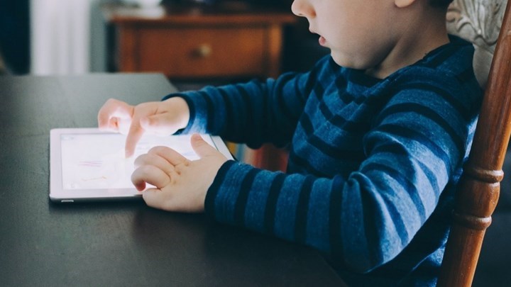 Voucher 200 ευρώ σε μαθητές και φοιτητές για laptop και tablet: Πώς και πότε θα μοιραστούν – ΒΙΝΤΕΟ