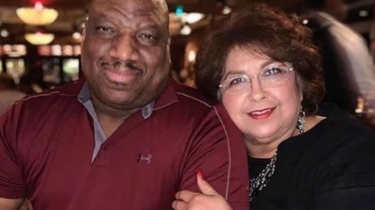 Κορονοϊός: Συγκινεί η ιστορία ζευγαριού δασκάλων – Πέθαναν ενώ κρατούσε ο ένας το χέρι του άλλου