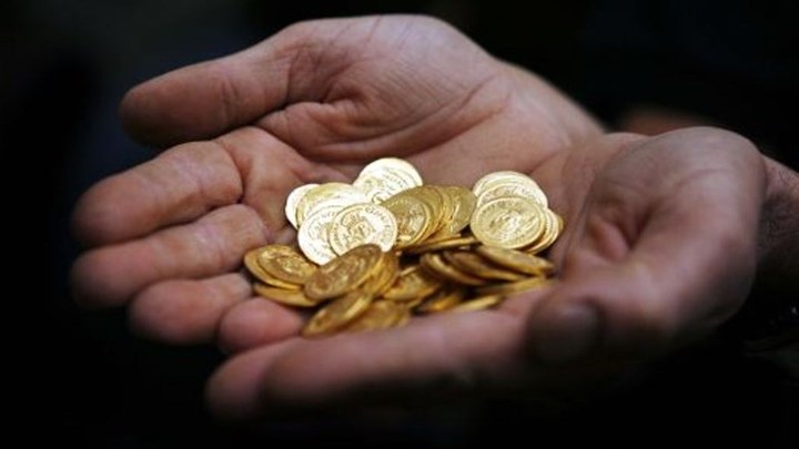 “Φτερά” έκαναν 27 χρυσές λίρες και μετρητά – Χειροπέδες στην οικιακή βοηθό