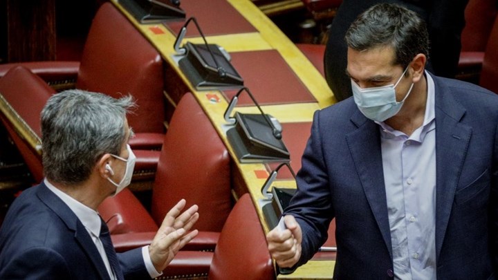 Η συνάντηση Τσίπρα – Λοβέρδου στη Βουλή μετά την αποκάλυψη του πρώην υπουργού ότι ήθελε να τον δείρει