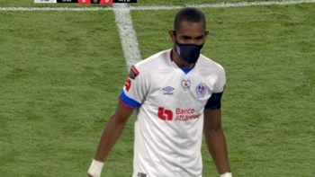Κορονοϊός: Ποδοσφαιριστής παίζει στα ματς με μάσκα για να προστατευτεί από τον ιό- ΦΩΤΟ