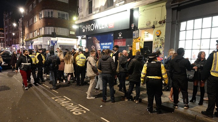 Λονδίνο: Γέμισαν παμπ και εστιατόρια το τελευταίο βράδυ πριν από το νέο lockdown – ΦΩΤΟ