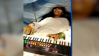 Συγκλονιστικό ΒΙΝΤΕΟ: Εννιάχρονη παίζει πιάνο ενώ της αφαιρούν όγκο από τον εγκέφαλο