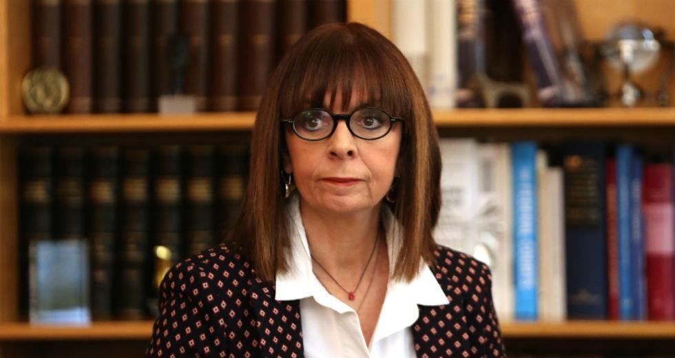 Μήνυμα της Σακελλαροπούλου για τους νεκρούς της πανδημίας – “Ας μην συμφιλιωθούμε με την απώλεια”