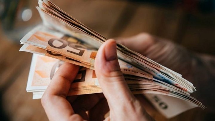 «Δώρο» έως και 50.000 ευρώ σε αυτοπασχολούμενους – Ασφαλιστές, πορτιέρηδες, γραφεία συνοικεσίων στους δικαιούχους