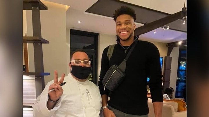 Δημήτρης Ντιμπ: Αυτός είναι ο Έλληνας σεφ που ετοίμασε το δείπνο-έκπληξη στον Αντετοκούνμπο