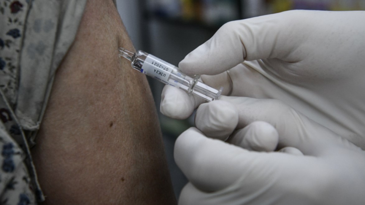 Αυτοί είναι οι πρώτοι Έλληνες που θα εμβολιαστούν