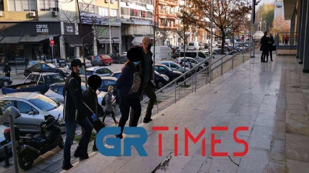 Θεσσαλονίκη: Στον εισαγγελέα η γιαγιά των ανηλίκων – Αυτό είναι το σπίτι όπου έγινε το φρικτό έγκλημα