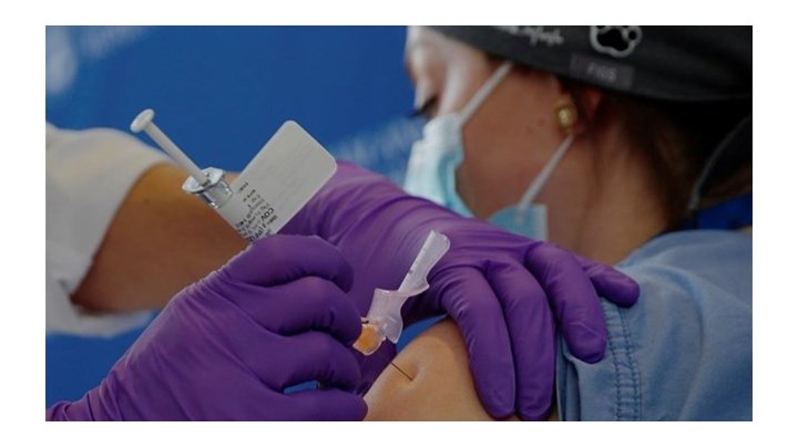 Κορονοϊός: Νοσοκόμα λιποθύμησε μόλις έκανε το εμβόλιο – ΒΙΝΤΕΟ