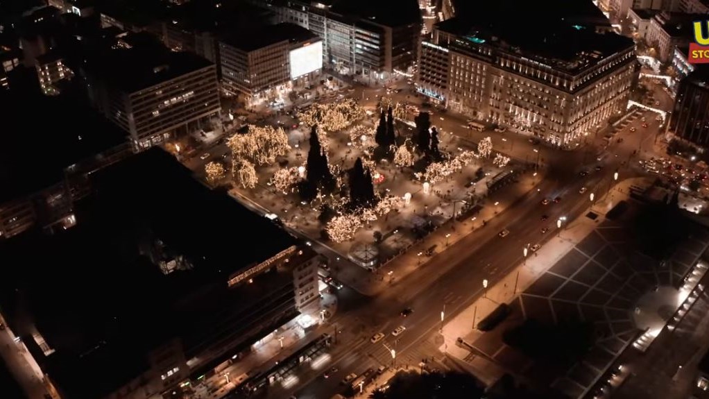 Εντυπωσιακή και υπέρλαμπρη η χριστουγεννιάτικη Αθήνα από ψηλά – Βίντεο από drone