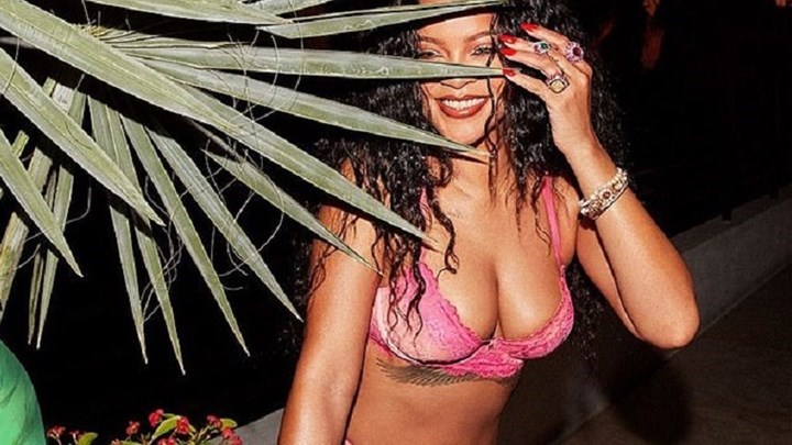 Η Ριάνα φέρνει τον “καύσωνα” με το… ανύπαρκτο μπικίνι της