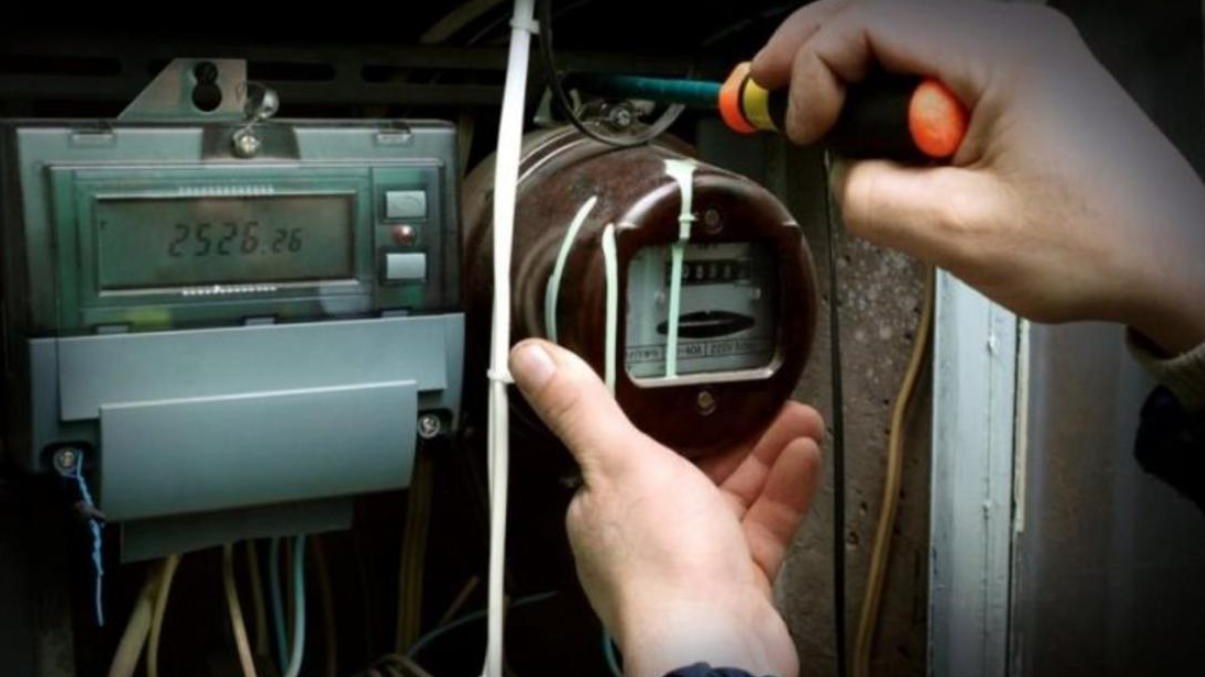 Κιλκίς: “Μαϊμού” υπάλληλος της ΔΕΗ έκλεψε χρήματα και κοσμήματα από ηλικιωμένη – Πώς την εξαπάτησε