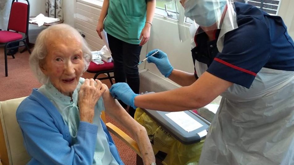 Κορονοϊός: Εμβολιάστηκε 108χρονη – Είχε ζήσει και την ισπανική γρίπη