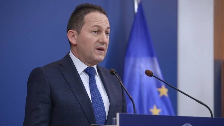 Πέτσας για Τσίπρα: Έχει ξεπεράσει και τον εαυτό του σε λαϊκισμό