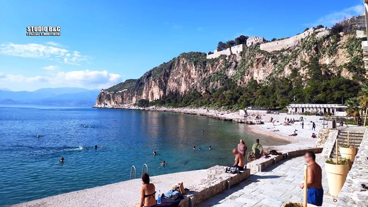 Ποια Χριστούγεννα; – Στο Ναύπλιο κάνουν… μπάνιο – ΦΩΤΟ