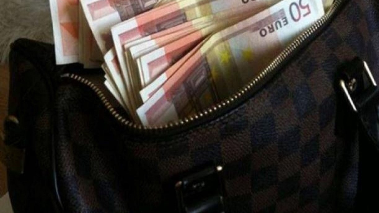 Θεσσαλονίκη: Βρήκε και παρέδωσε στην αστυνομία τσαντάκι με 15.000 ευρώ – Άνεργη η ίδια και ο σύζυγός της