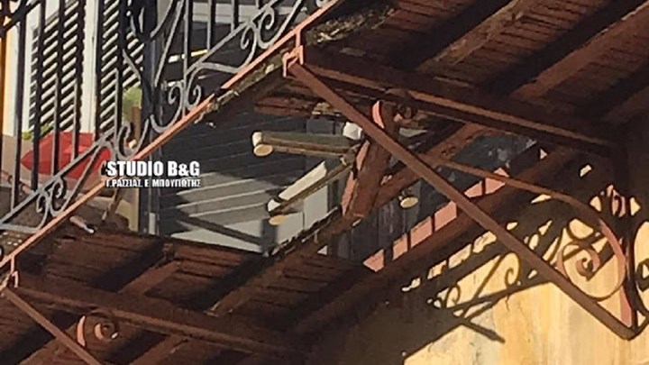 Ναύπλιο: Κατάρρευσε μπαλκόνι σπιτιού – Ηλικιωμένη έπεσε από ύψος 10 μέτρων – ΦΩΤΟ
