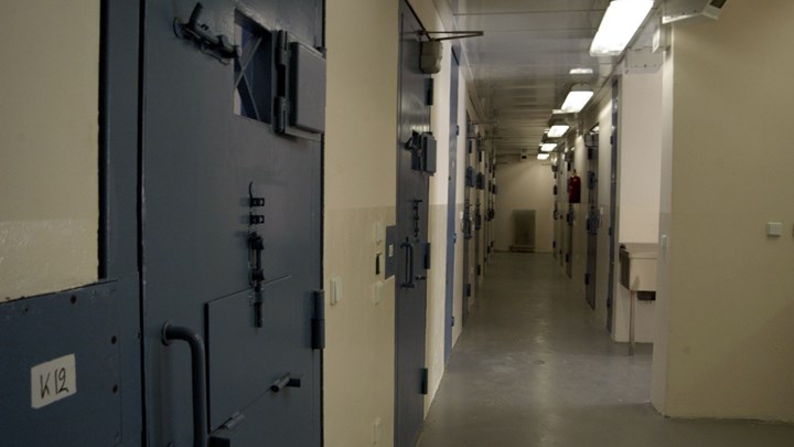 Χειροπέδες σε σωφρονιστικό υπάλληλο – Προσπάθησε να περάσει ναρκωτικά στις φυλακές Μαλανδρίνου