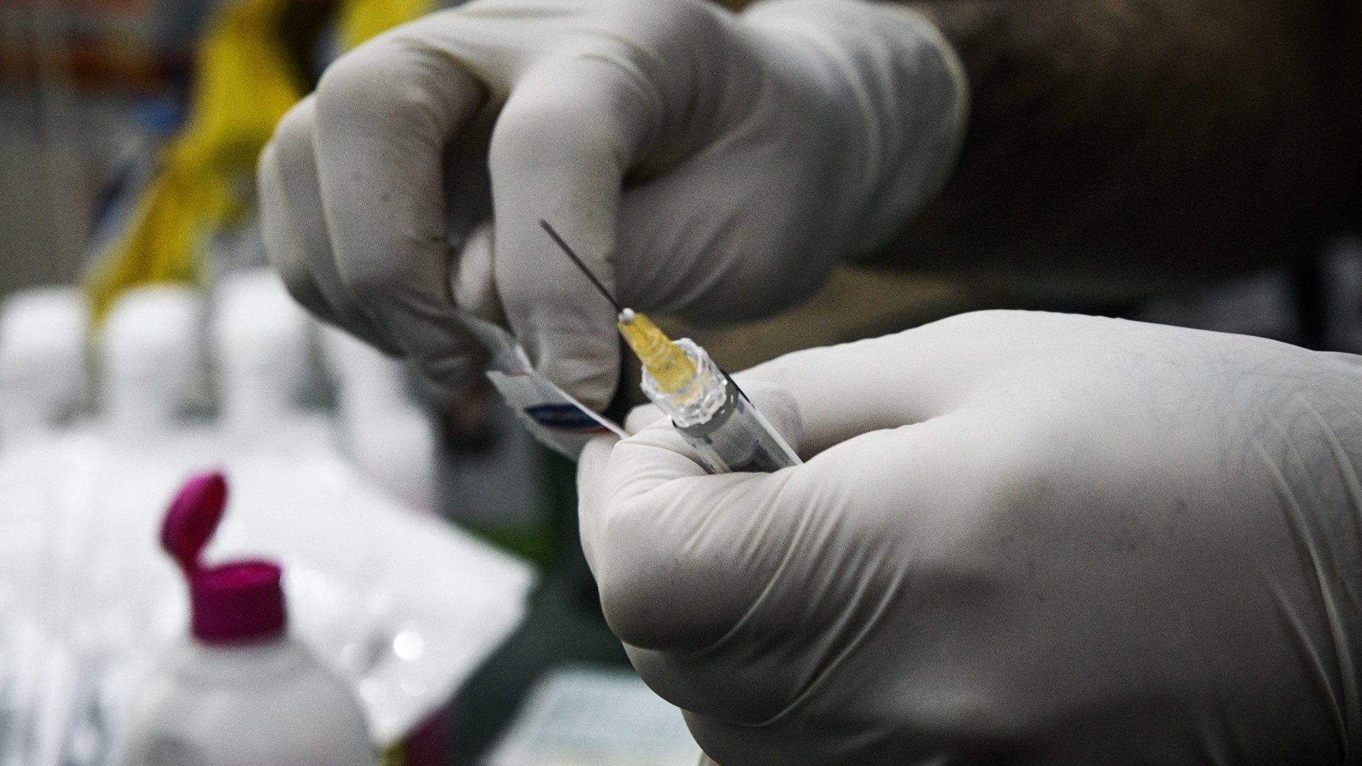 Κορονοϊός: Με ειδική πτήση έρχονται 83.850 δόσεις του εμβολίου –  Στις 20 Ιανουαρίου ξεκινάει ο εμβολιασμός του γενικού πληθυσμού