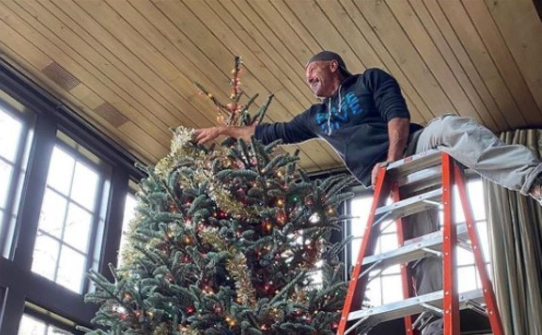Viral το τεράστιο χριστουγεννιάτικο δέντρο του Τιμ ΜακΓκρο – ΦΩΤΟ