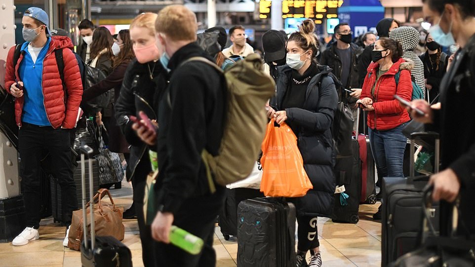 Βρετανία: Εγκαταλείπουν το Λονδίνο με αεροπλάνα, τρένα, αυτοκίνητα – Μαζική φυγή λόγω lockdown -ΦΩΤΟ