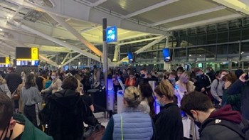 Χαμός στο Χίθροου – “Έμφραγμα” για τους εγκλωβισμένους επιβάτες – ΒΙΝΤΕΟ