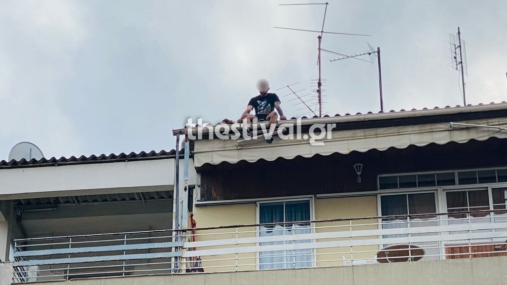 Συναγερμός στη Θεσσαλονίκη: 25χρονος ανέβηκε σε ταράτσα και απειλεί να πέσει στο κενό