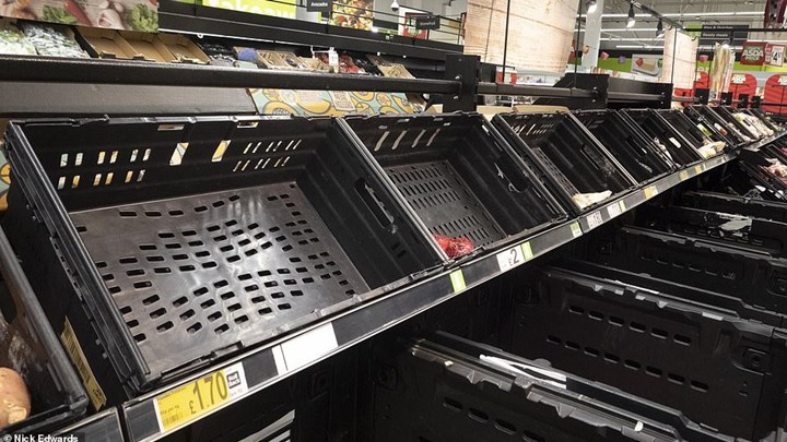 Μεγάλη Βρετανία: Φόβοι για χάος στην τροφοδοσία – Αδειάζουν τα ράφια στα σουπερμάρκετ
