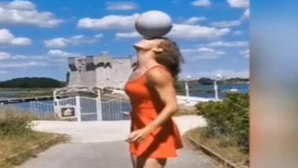 Θα μείνετε με το στόμα ανοιχτό: Γαλλίδα «μιλάει» στη μπάλα με τακούνια – ΒΙΝΤΕΟ