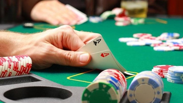 Ηλιούπολη: Συνελήφθησαν δύο αστυνομικοί σε παράνομη λέσχη – Βρέθηκε ολόκληρο οπλοστάσιο στο σπίτι του ιδιοκτήτη – ΒΙΝΤΕΟ