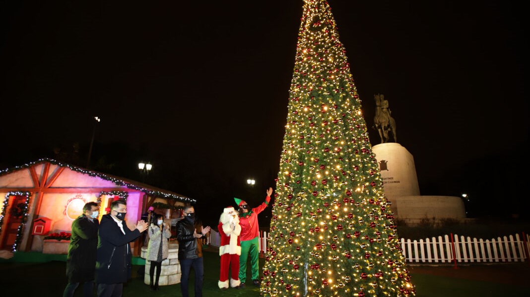 Περιφέρεια Αττικής: Φωταγωγήθηκε το χριστουγεννιάτικο δέντρο στο Πεδίο του Άρεως