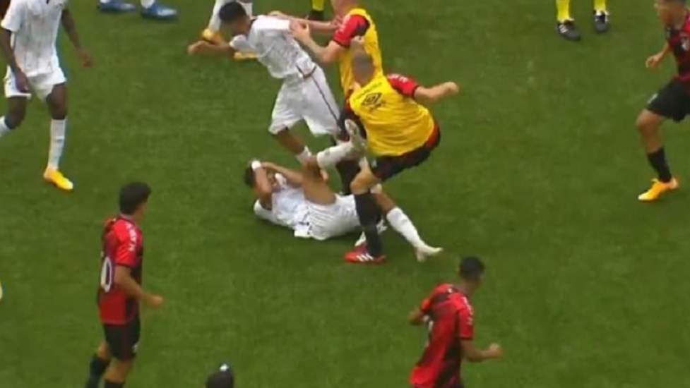 Βραζιλία: Ξύλο μέχρις εσχάτων σε αγώνα εφήβων – Κλωτσιές, μπουνιές και 9 αποβολές