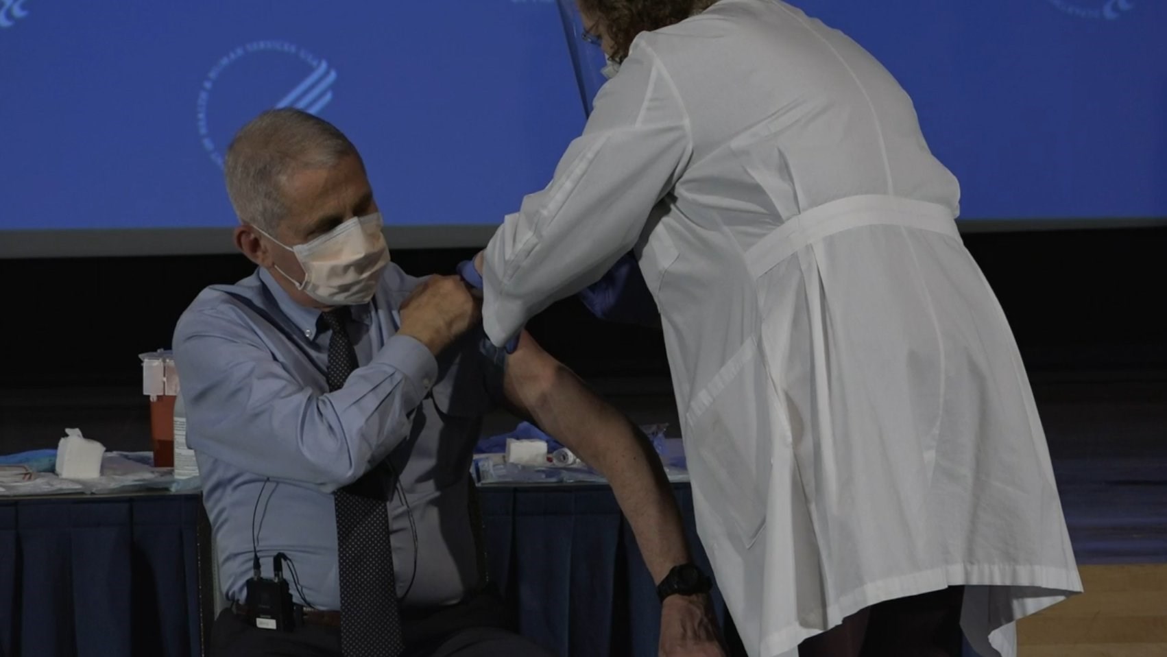 Κορονοϊός-ΗΠΑ: Εμβολιάστηκε μπροστά στις κάμερες ο Φάουτσι – ΒΙΝΤΕΟ