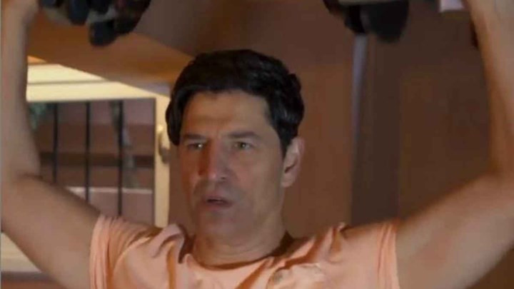 Σάκης Ρουβάς: Έτσι γυμνάζεται στο σαλόνι του σπιτιού του – ΒΙΝΤΕΟ