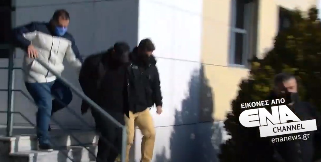 Δολοφονία 42χρονου επιχειρηματία: Προφυλακιστέος ο κατηγορούμενος – Ελεύθερη η μητέρα του – ΒΙΝΤΕΟ