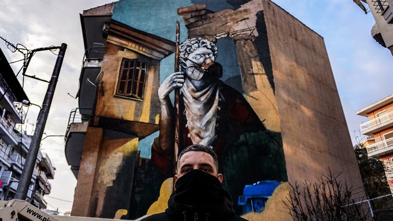 Δράμα: Το εντυπωσιακό γκράφιτι για τον κορονοϊό σε πολυκατοικία της πόλης – ΦΩΤΟ