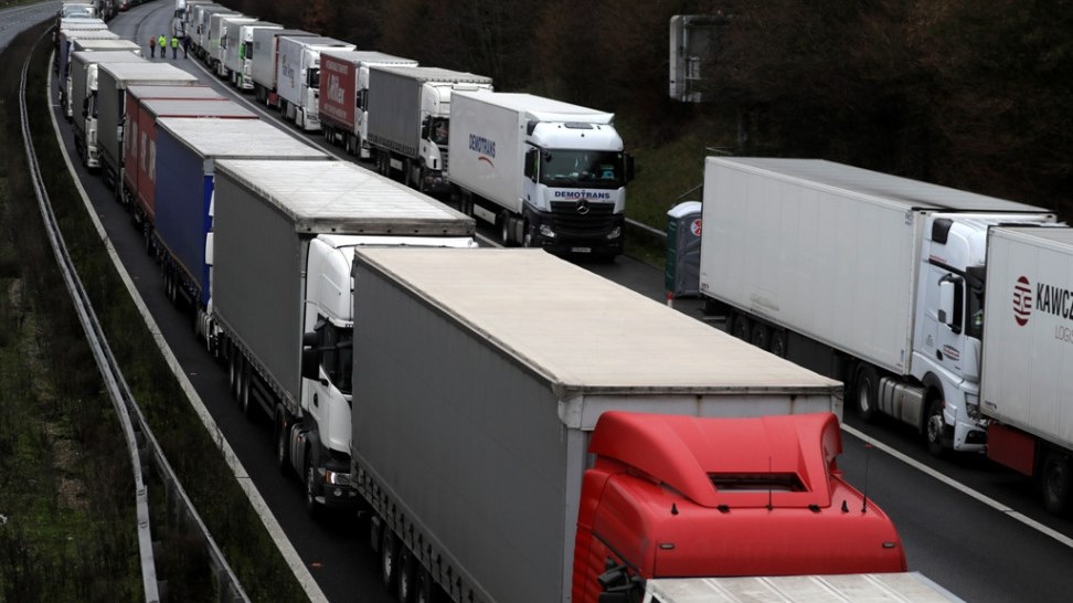 Χάος στα σύνορα Βρετανίας – Γαλλίας: Πιθανά τα Χριστούγεννα στο τιμόνι για Έλληνες οδηγούς φορτηγών