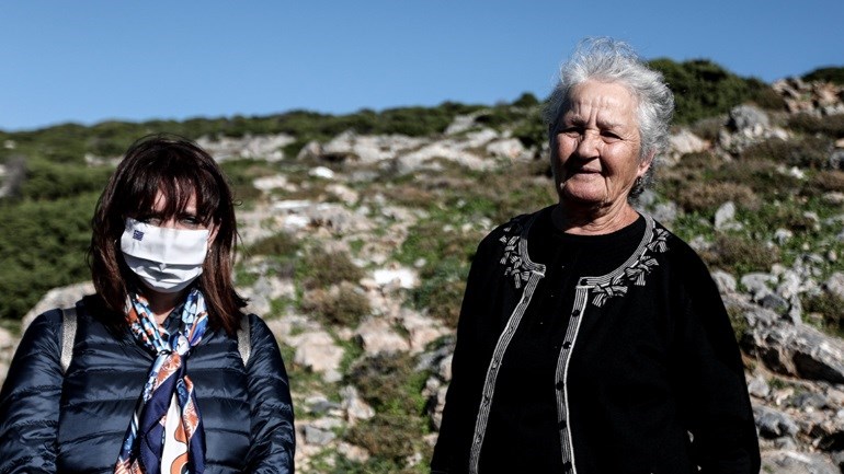 Στην Κίναρο η Κατερίνα Σακελλαροπούλου – Η συνάντηση της με την μοναδική κάτοικο Ειρήνη Κατσοτούρχη – ΦΩΤΟ