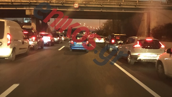 Μποτιλιάρισμα στους δρόμους της Αθήνας παρά το lockdown – Κυκλοφοριακό χάος στον Κηφισό – ΦΩΤΟ