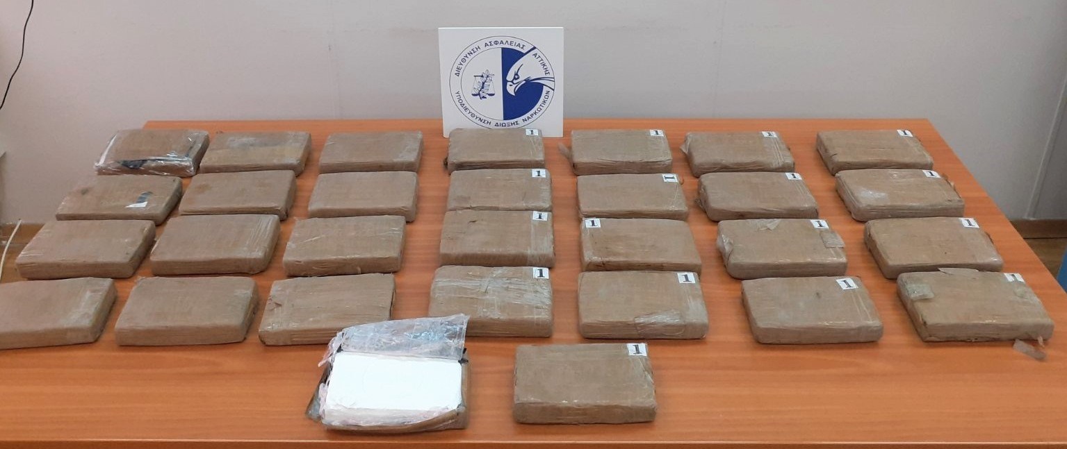 Πειραιάς: Εντοπίστηκαν 35 κιλά κοκαΐνης σε κοντέινερ με μπανάνες – ΦΩΤΟ