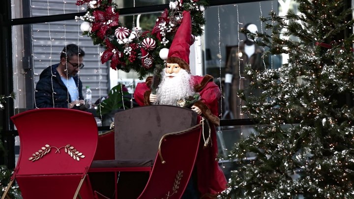 Χριστούγεννα: Παραμονή χωρίς κάλαντα και ρεβεγιόν με… περιορισμούς – Έτσι γιορτάζουμε φέτος