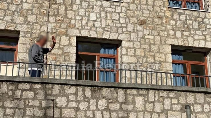 Κορονοϊός – Λαμία: Έψαλαν τα κάλαντα σε ασθενείς, γιατρούς και νοσηλευτές – Ηλικιωμένος ξέσπασε σε κλάματα