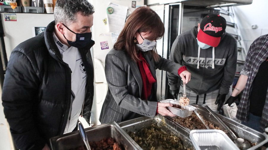 Σακελλαροπούλου: Επισκέφθηκε την κοινωνική κουζίνα “Άλλος Άνθρωπος” και μοίρασε συσσίτιο – ΦΩΤΟ