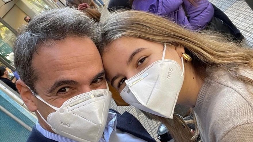 Ο Κυριάκος Μητσοτάκης και η κόρη του Δάφνη περιμένουν να αγοράσουν βιβλία – ΦΩΤΟ