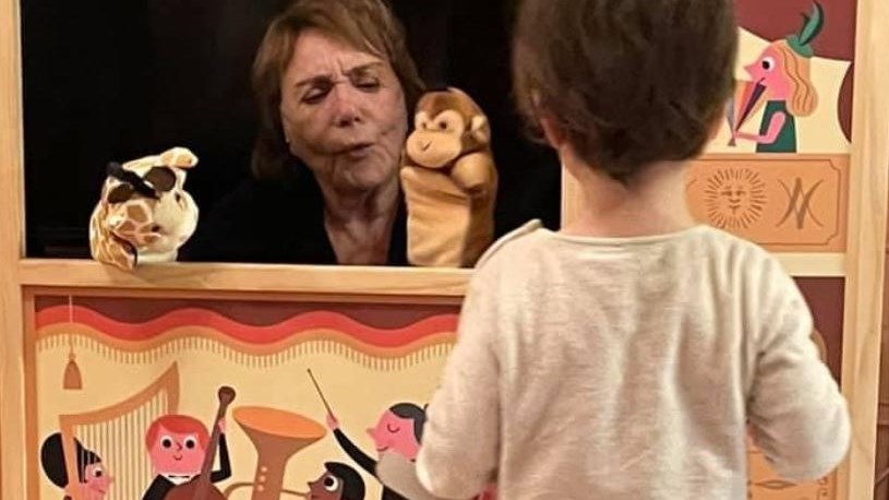 H γιαγιά Μπέτυ Αρβανίτη παίζει κουκλοθέατρο για τον εγγονό της Ερμή