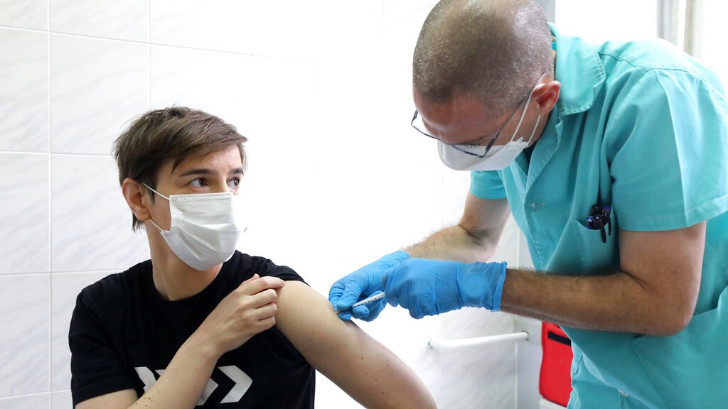 Κορονοϊός-Σερβία: Η πρωθυπουργός της χώρας εμβολιάστηκε πρώτη και μπροστά στις κάμερες – ΒΙΝΤΕΟ